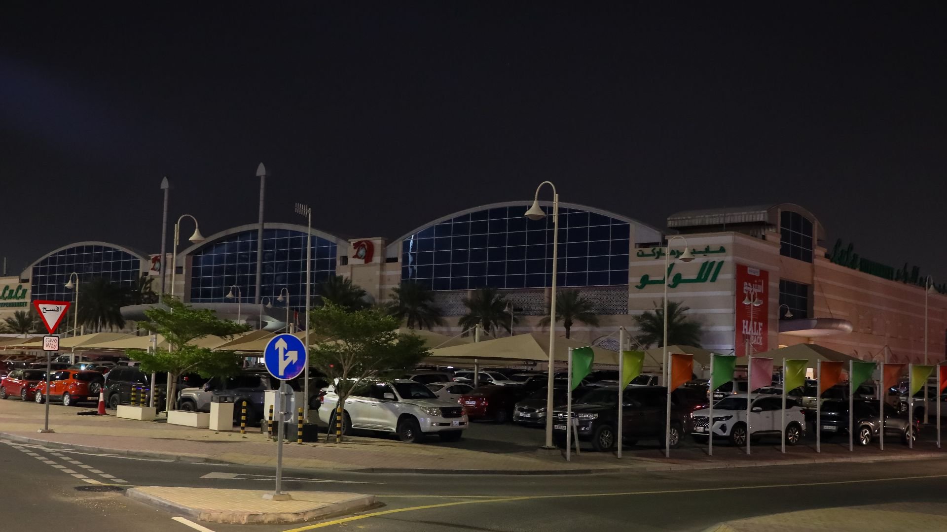 Lulu Hypermarket Qatar participates in Earth Hour, reinforcing commitment to sustainability