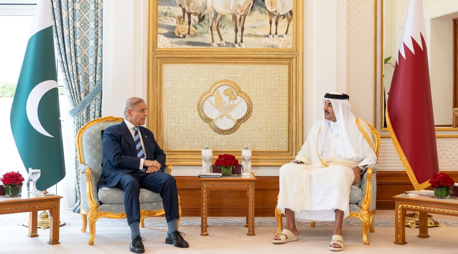 H.H the Amir and Pakistani PM hold talks in Doha on regional tensions and cooperation